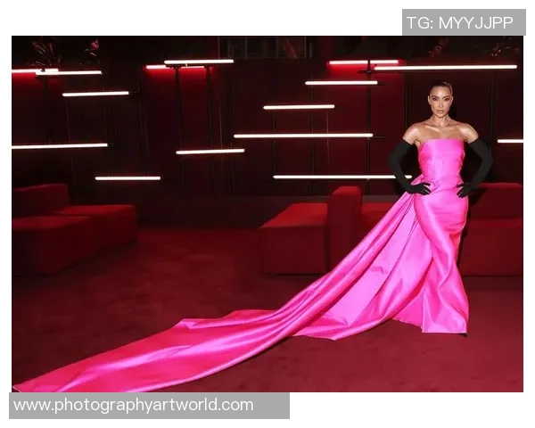 足球明星妻子华丽亮相红毯视频引发热议网友纷纷点赞赞美其优雅气质